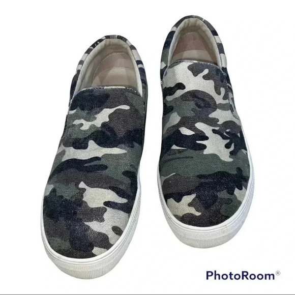 Steve Madden Shoes - Steve Madden slip on camouflage women’s sz8.5.